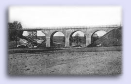 Prowizorycznie naprawiony most na linii Olecko-Kruklanki, przedwojenna pocztówka z archiwum Piotra Janika