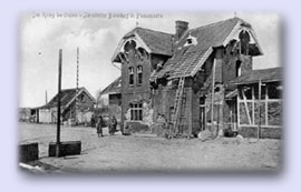 Odbudowywany dworzec kolejowy w Pozezdrzu, przedwojenna pocztówka z archiwum Grzegorza Putkowskiego
