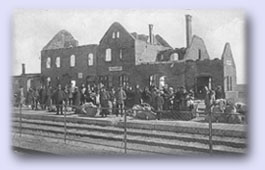 Mieszkańcy Kruklanek oczekujący na pociąg, w tle zniszczony dworzec. Może już niedługo będzie wyglądał podobnie? Przedwojenna pocztówka z archiwum Piotra Gawrysiaka