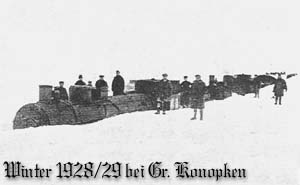 Zakopany w potężnej zaspie pod Wielkimi Konopkami- skład z dwoma parowozami :) Pocztówka z zimy 1928/29.
