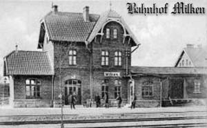 Dworzec w Miłkach. W głębi po prawej zapewne budynek mieszkalny pracowników kolei. Fragment pocztówki sprzed I wojny.