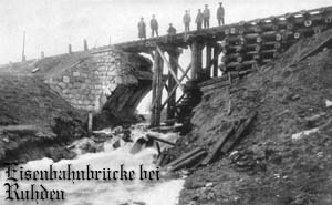 Prowizorycznie naprawiony most pod Rudą. Pocztówka z 1915 roku ze zbiorów Grzegorza Putkowskiego.
