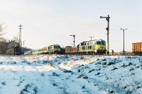 06.12.2002, stacja Stare Juchy. SU46 z pociągiem pospiesznym Gdynia-Białystok przejżdża stację bez zatrzymania, a SU45-056 z pociągiem towarowym do Ełku czeka na swoją kolej