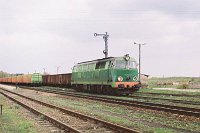 01.05.2003 stacja Stare Juchy. SU45-112 odczepia się od pociągu TMWSc 51582  Terespol Pomorski - Ełk. Skład się 