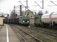 13.11.2010, Ełk, SU45-239 z poc. TNJS 814038 Szczecinek - Ełk Towarowy. Po prawej czeka na wolną drogę SU46-010 z pociągiem Ełk Towarowy - Iława Główna