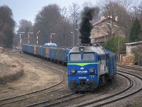 31.03.2012, Stare Juchy, ST44-933 z pociągiem Suwałki-Terespol chwilę przed odjazdem w stronę Korsz. W tle schowany za składem szynobus SA133-015 do Ełku