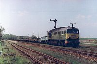 22.04.2000, stacja Stare Juchy. ST44-208 z pociągiem towarowym do Ełku oczekuje na krzyżowanie z pociągiem pospiesznym Białystok-Gdynia