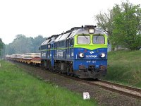 12.05.2010, Ełk, godzina 18:25. ST44-1214 i ST44-1225 ze składem 26 platform z podkładami w relacji Papiernia - Mława zbliża się do stacji w Ełku.