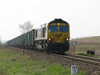 19.04.2010, Ełk, km 105,5 czyli niedaleko przejazdu z DK 65. Kolejny FPL, czyli 66005 z pociągiem do Lasu Suwalskiego. Po krzyżowaniu z TLK Katowice - Gdynia Główna w Starych Juchach pociąg dotarł na stację Ełk Tow., gdzie przeczekał przejazd pary obslugiwanej szynobusem Ełk - Olecko i Olecko - Ełk i ruszył w dalszą trasę w kierunku Suwałk.