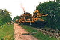 18.05.2001, przed stacją Stare Juchy, ok. km. 121. Oczyszczarka tłucznia OT400 A-56 podczas pracy. Podczas tego remontu między Starymi Juchami a Ełkiem wymienione zostały pojedyncze podkłady, fragmenty szyn, oczyszczony i uzupełniony tłuczeń na odcinkach: od km 114,9 do około 119,3 oraz od 120,7 do początku stacji Stare Juchy i fragmenty toru głównego stacji. Wymianę nawierzcni przechodził ten odcinek w roku 1981, a nie pominięty  fragment (czyli od km 119,3 do 120,7) pod koniec roku 1991.