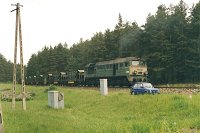 18.05.2001, przed stacją Stare Juchy, ok. km. 118,8. ST44-668 z wagonami podczas rozładunku tłucznia na tory na remontowanym odcinku.