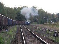 18.09.2011, Stare Juchy, z toru przy peronie pierwszym korzystały także pociągi towarowe, na co dzień żywające toru pierwszego, lub w przypadku krzyżowania - drugiego. Godz. 17:30, ST44-1212 z pociągiem Ełk Towarowy - Terespol Pomorski