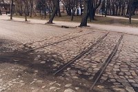 21.03.2002, Olecko. Pozostałości Oleckiej Kolei Wąskotorowej - szyny w ulicy dojazdowej do normalnotorowego dworca