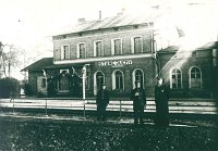 Budynek stacji kolejowej w Starych Juchach - 1 maja 1948 roku. Pierwszy z prawej - Zawiadowca Stacji Witold Żebrowski. Zdjęcie z kolekcji Zbigniewa Żebrowskiego