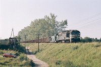 10.08.2004, przed stacją Olecko, ST44-788 i SM42-598, pociąg TLJSc 77771 z Ełku do Suwałk. Po lewej na dole mój stary samochód