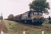 13.08.2004, przed Ełkiem, pociąg TLJSc 77770 Suwali - Ełk i ST44-668 na końcu składu