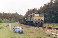 18.05.2001, okolice przejazdu kolejowego na drodze Ełk-Stare Juchy 3 km przed stacją w Starych Juchach. ST44-668 podczas wysypywania tłucznia na remontowanym szlaku.
