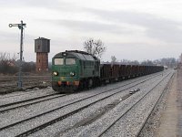 12.12.2009, Orzysz. ST44-172 czeka z pustym składem po tłuczniu na odjazd w kierunku Olsztyna przez Mikołajki.