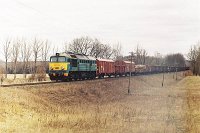 19.03.2003, przed stacją Ełk, ST44-957, poc. TKMSc 764 Olecko - Ełk. Przez krótki czas żwir z odkrywki w Stożnem transportowany był z Olecka pociągiem, stąd tak imponujący skład tej zdawki