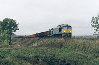 02.10.2002, za stacją Skomack Wielki, wiadukt nad szosą Skomack Wielki-Grabnik, ST44-957 i SM42-475 z poc. TKMS 7767 Orzysz - Elk