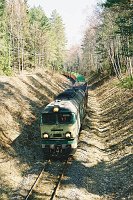 16.04.2003, między Odojami a Orzyszem (okolice leśniczówki Rząśniki), ST44-878 z poc. TKMSc 7790 Ełk - Orzysz