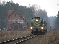 29.03.2010, Tuchlin, pociąg TKPSc 900371 relacji Olsztyn Główny - Orzysz, w dość oryginalnym zestawieniu - na początku SM42-1110, dalej wagon towarowy Xkl, dwa wagony osobowe i na popychu SU46-010. Szlak z Ełku do Orzysza jest zamknięty od 2009 do 2012 roku ze względu na prowadzone właśnie prace torowe, więc wrzucam te zdjecia jako ciekawostkę - na odcinku tym pociągi zdawcze nie kursują już ponad 20 lat.