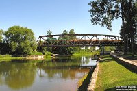 03.07.2006, most na Pisie, przed stacją Pisz, SM42-064 z pociągiem Ełk - Pisz. Fot. Paweł Wagner