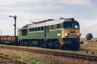 19.07.1999, stacja Stare Juchy, ST44-891 z pustym składem czeka na wyprzedzenie przez pociąg pospieszny Gdynia-Kuźnica Białostocka