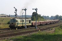 10.09.2005, stacja Stare Juchy, ST43-275 ze składem żwiru do Korsz wyjeżdża po krzyżowaniu z poc. osobowym Olsztyn-Ełk