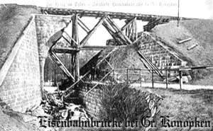 Wysadzony i prowizorycznie naprawiony most-wiadukt w Konopkach Wielkich. Pocztwka z 1915 roku z archiwum Bogdana Chojniaka.