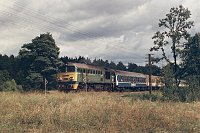 17.08.1997, Stare Juchy, przed wjazdem na stację. ST44-1106 z pociągiem pospiesznym Kuźnica Białostocka - Gdynia. Od lata do jesieni 1997 roku Zakład Taboru w Olsztynie cierpiał na brak sprawnych lokomotyw serii SU45 i SU46, widok taki nie był wówczas rzadkością. Lokomotywa delegowana z Zakładu Taboru Chojnice.