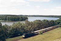 19.06.1998, Stare Juchy, przed wjazdem na stację od strony Wydmin, w tle jezioro Jędzelewo. ST44-199 z pociągiem Olsztyn-Ełk