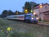 17.07.2009, stacja Stare Juchy. Tym razem krótszy okres oczekiwania, jedynie trzy lata :) W sezonie letnim 2009 w okresie od końca czerwca do końca lipca, mniej więcej raz w tygodniu  z pociągami PKP Intercity spotkać można było lokomotywy ST44 spółki PKP Cargo.  To jeden z takich przypadków - ST44-1225 z pociągiem pospiesznym MPPSi 18503 Podlasiak z Białegostoku do Szczecina Głównego czeka na stacji w Starych Juchach na krzyżowanie z pociągiem pospiesznym Rybak ze Szczecina Głównego do Białegostoku