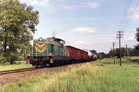 02.08.2000, pod Ełkiem, SM42-433 i pociąg TKPS 77780 z Suwałk. Na końcu składu uszkodzona ST44-878 w drodze do szopy w Białymstoku