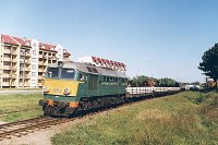 21.09.2000, wjazd na stację Ełk. ST44-957 z transportem podkładów z suwalskiego 