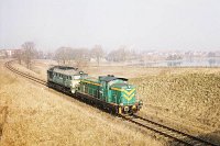14.04.2003, tuż za zamkniętym podg Lesk, w tle jezioro Oleckie Wielkie i miasto Olecko. ST44-878 i SM42-377 w drodze do Suwałk jako pociąg TKPSc 77783 z Ełku