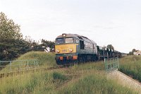 05.06.2001, tuż za przystankiem Woszczele (wiadukt nad szosą Ełk-Stare Juchy). ST44-957 z pustym składem relacji Ełk-Kętrzyn