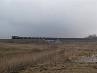 29.03.2010, ST44-1211 z 24-ma wagonami Facc i drezyną WM15A na końcu składu w drodze z Ełku Towarowego do miejsca wysypywania tłucznia na szlaku Ełk - Orzysz, zbliża się do Skomacka Wielkiego
