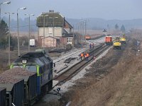 29.03.2010, ST44-1211 z 24-ma wagonami Facc i drezyną WM15A na końcu składu w drodze z Ełku Towarowego do miejsca wysypywania tłucznia na szlaku Ełk - Orzysz, Skomack Wielki podczas remontu