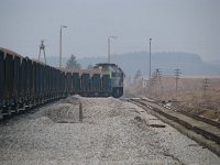 29.03.2010, ST44-1211 z 24-ma wagonami Facc i drezyną WM15A na końcu składu w drodze z Ełku Towarowego do miejsca wysypywania tłucznia na szlaku Ełk - Orzysz, wyjeżdża ze Skomacka Wielkiego