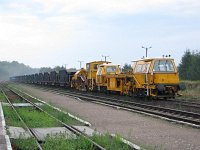 10.08.2010, Stare Juchy, Pociąg Ełk - Czarny Bór i dwie maszyny torowe na końcu składu