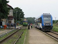 22.08.2012, Stare Juchy, M61-1151 PPM-T z tłuczniem do Ełku czeka na wyprzedzenie przez TLK Pojezierze z Gdyni Głównej do Katowic. Dość nietypowa 