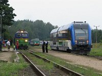 22.08.2012, Stare Juchy, od lewej: na torze trzecim M61-1151 z pociągiem Ełku, na pierwszym szynobus Korsze-Ełk, a po torze trzecim przejeżdża stację na biegu SU45-161 z pociągiem TLK Pojezierze z Gdyni Głównej do Katowic