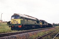 19.07.1998, stacja Stare Juchy. ST44-595 i ST44-608 z pociągiem TLGS 15771 Białystok - Zajączkowo Tczewskie, w oczekiwaniu na krzyżowanie z pociągiem osobowym Olsztyn-Ełk. Podwójna trakcja w tym przypadku to nie wymóg zbyt ciężkiego składu, tylko powrót jednej z lokomotyw do Korsz.