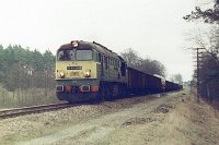 01.04.2000, tuż przed stacją Stare Juchy, km 121,2 linii. ST44-608 z dodatkowym pociągiem Białystok - Zajączkowo Tczewskie, około godziny 14.30. 37 wagonów.