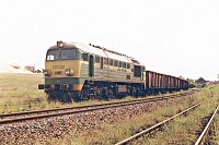 27.05.2000, stacja Stare Juchy. ST44-891 z poc. TNGS 1597 Białystok - Zajączkowo Tczewskie, w oczekiwaniu na krzyżowanie z pociągiem osobowym Olsztyn-Ełk. Od nowego rozkładu jazdy (2000/2001) obowiązującego od następnego dnia oprócz incydentalnych przypadków lokomotywy te zastąpione zostały w ruchu towarowym seriami SU45 i SU46.