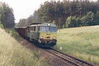 08.07.2000, na wysokości dawnej bocznicy kolejowej przed stacją Stare Juchy, km 119,5 linii. SU46-010 i 36 wagonów poc. TNGS 1597 Białystok - Zajączkowo Tczewskie