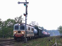 13.05.2006, stacja Stare Juchy, ST43-275 i krótki skład z chemikaliami - zaraz za lokomotywą oryginalny wagon kolei białoruskich do przewozu oleju z dwoma cysternami jako wagonami osłonnymi. Zajączkowo Tczewskie - Białystok
