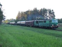 01.06.2006, miejscowość Czerwonka, między Starymi Juchami a Woszczelami (szlak Ełk-Stare Juchy). SU46-030 z nieco bardziej niż zwykle urozmaiconym składem Zajączkowo Tczewskie - Białystok
