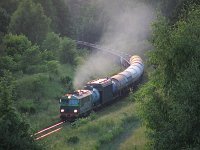 29.06.2006, przed Starymi Juchami od strony Wydmin. SU46-004 ze składem cystern i dołączonym na końcu pustym wahadłem do przewozu kruszywa jako pociag Zajączkowo Tczewskie - Białystok